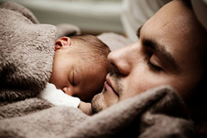 «Παπά μου πριν από έξι χρόνια τα έφτιαξα με μια κοπέλα. Είχαμε ελεύθερες σχέσεις και την γκάστρωσα…»