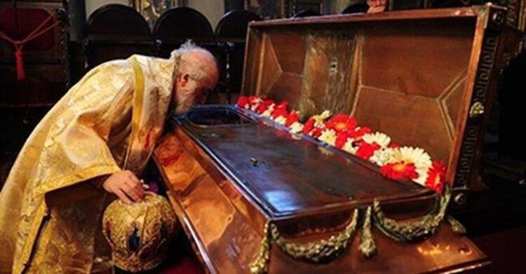 Γιατί οι Χριστιανοί προσκυνάμε τα Άγια Λείψανα;