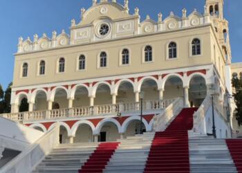 Το Θαύμα που έζησε η Ελένη: «Η μητέρα μου με γέννησε στα 40 της. Δε μπορούσα να μιλήσω ώσπου κοινώνησα στην Τήνο»