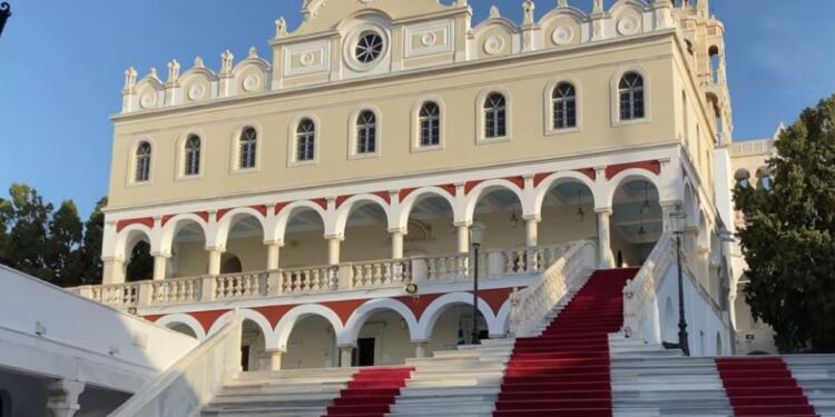 Το Θαύμα που έζησε η Ελένη: «Η μητέρα μου με γέννησε στα 40 της. Δε μπορούσα να μιλήσω ώσπου κοινώνησα στην Τήνο»