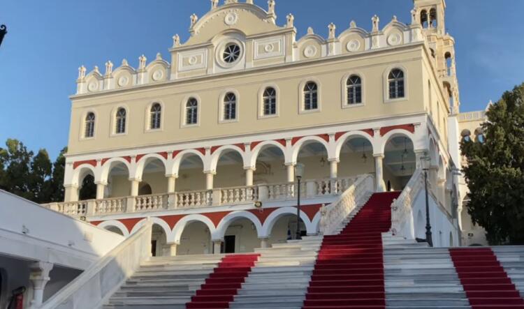 Το Θαύμα που έζησε η Ελένη: «Η μητέρα μου με γέννησε στα 40 της. Δε μπορούσα να μιλήσω ώσπου κοινώνησα στην Τήνο»