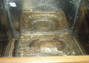 Σε παρακαλώ Άγιε αφού μπορείς να μου δώσεις τη φωνή γιατί δεν μου τη δίνεις; Κάντο μόνο για τη μάνα μου…