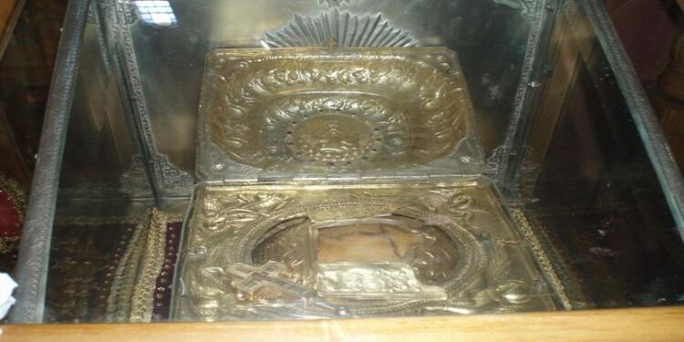 Σε παρακαλώ Άγιε αφού μπορείς να μου δώσεις τη φωνή γιατί δεν μου τη δίνεις; Κάντο μόνο για τη μάνα μου…