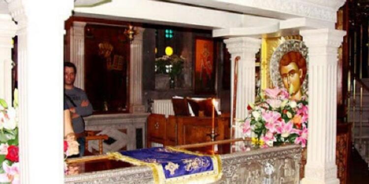 «Είμαι ο Άγιος Ιωάννης ο Ρώσος. Αφού επιμένεις, κάνε αύριο την εγχείρηση και θα πειστείς ότι δεν έχεις τίποτε»