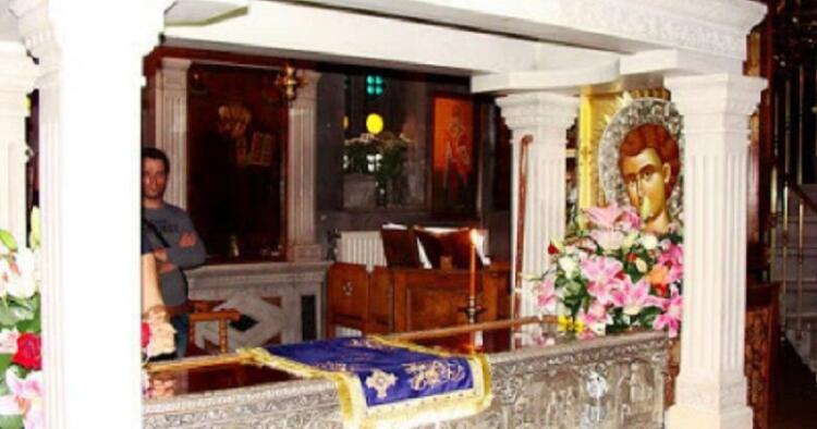 «Είμαι ο Άγιος Ιωάννης ο Ρώσος. Αφού επιμένεις, κάνε αύριο την εγχείρηση και θα πειστείς ότι δεν έχεις τίποτε»