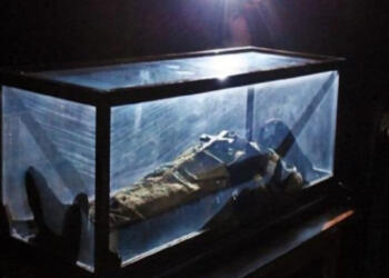 Τα Είπε Όλα: 1965 Σηκώνει Τα Χέρια Του Για Να Του Βγάλουν Τα Λατινικά Άμφια Και Να Τον Ντύσουν ΟΡΘΟΔΟΞΑ.