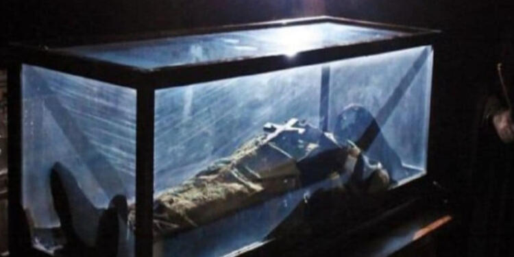 Τα Είπε Όλα: 1965 Σηκώνει Τα Χέρια Του Για Να Του Βγάλουν Τα Λατινικά Άμφια Και Να Τον Ντύσουν ΟΡΘΟΔΟΞΑ.