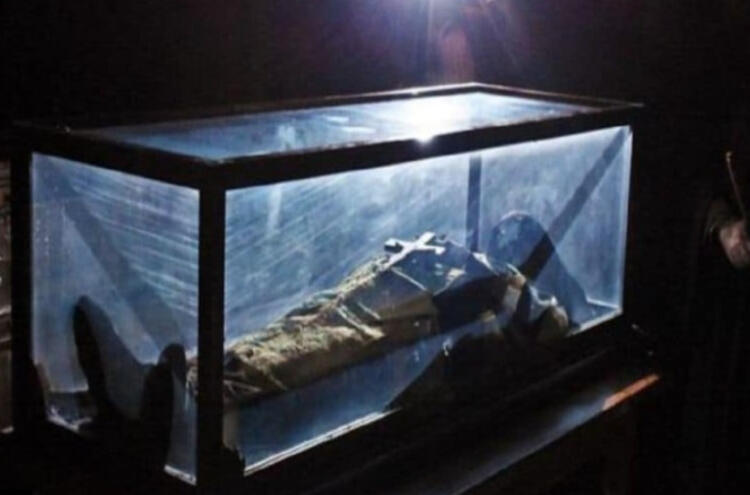 Τα Είπε Όλα: 1965 Σηκώνει Τα Χέρια Του Για Να Του Βγάλουν Τα Λατινικά Άμφια Και Να Τον Ντύσουν ΟΡΘΟΔΟΞΑ.