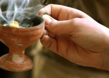 Λιβανίζουμε το σπίτι για να μας προστατεύει ο Θεός, η Παναγιά μας και οι Άγιοί μας