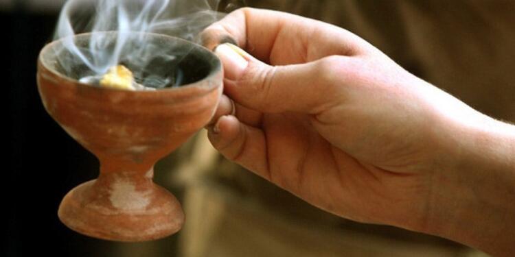 Λιβανίζουμε το σπίτι για να μας προστατεύει ο Θεός, η Παναγιά μας και οι Άγιοί μας