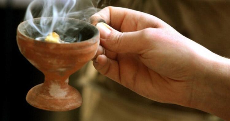 Λιβανίζουμε το σπίτι για να μας προστατεύει ο Θεός, η Παναγιά μας και οι Άγιοί μας