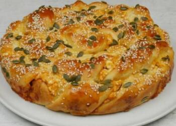 Ελαφριά και πεντανόστιμη τυρόπιτα με ζύμη γιαουρτιού!