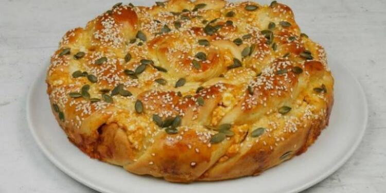 Ελαφριά και πεντανόστιμη τυρόπιτα με ζύμη γιαουρτιού!