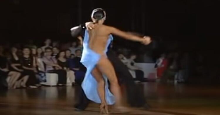 Ακόμη Και Οι Κριτές Δεν Μπορούσαν Να Πάρουν Τα Μάτια Τους Από Το Φόρεμα Της