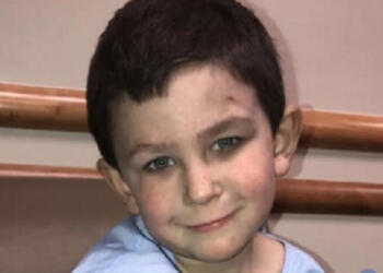 Πεντάχρονος έβγαλε την αδελφή του από το σπίτι που έπιασε φωτιά και γύρισε και για τον σκύλο