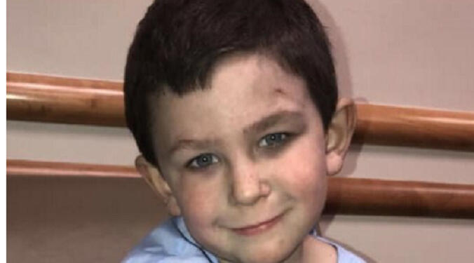 Πεντάχρονος έβγαλε την αδελφή του από το σπίτι που έπιασε φωτιά και γύρισε και για τον σκύλο