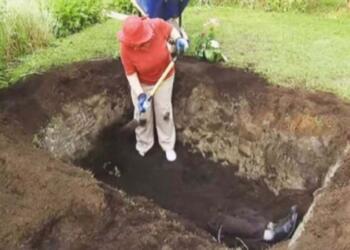 Μία γιαγιά σκάβει έναν τάφο στην αυλή της – Μετά από λίγο οι γείτονες καταλαβαίνουν τι τρέχει και παθαίνουν σοκ!