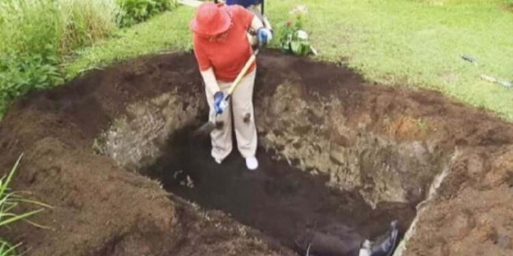 Μία γιαγιά σκάβει έναν τάφο στην αυλή της – Μετά από λίγο οι γείτονες καταλαβαίνουν τι τρέχει και παθαίνουν σοκ!