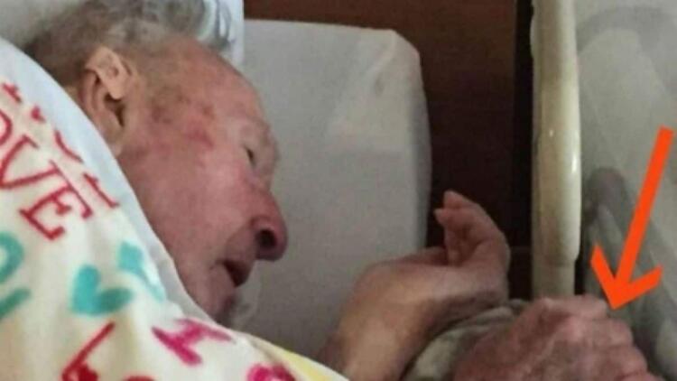 Λεπτά πριν πεθάνει ο παππούς της, έβγαλε αυτή την φωτογραφία…Αυτό που κρατάει στα χέρια του, ραγίζει καρδιές!