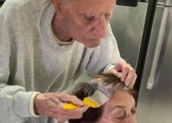 92χρονος παππούς βάφει τα μαλλιά της γυναίκας του – Ο λόγος θα σας συγκινήσει
