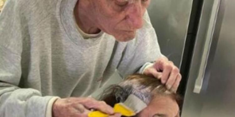 92χρονος παππούς βάφει τα μαλλιά της γυναίκας του – Ο λόγος θα σας συγκινήσει