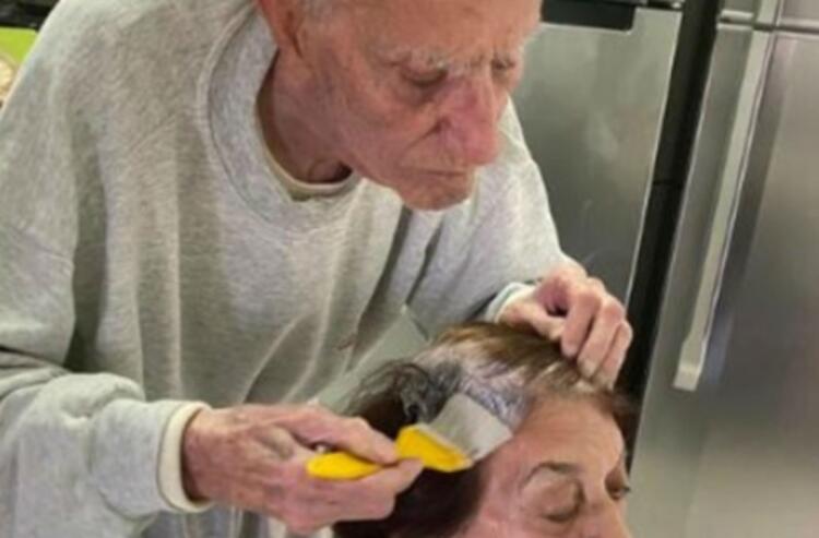 92χρονος παππούς βάφει τα μαλλιά της γυναίκας του – Ο λόγος θα σας συγκινήσει