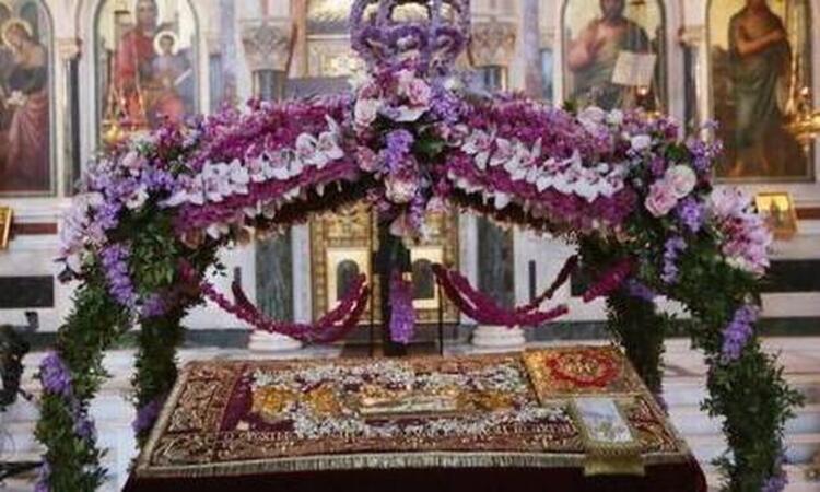 Γιατί Περνάμε Κάτω Από Τον Επιτάφιο Την Μεγάλη Παρασκευή;