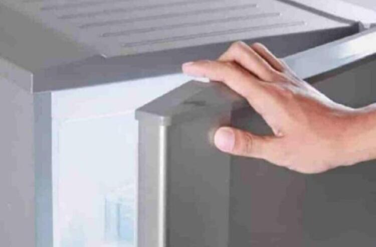 Μέσα σε ένα μπολ έβαλε μαγειρική σόδα και το τοποθέτησε στο ψυγείο – Αν μάθετε τον λόγο θα τρέξετε να το κάνετε τώρα