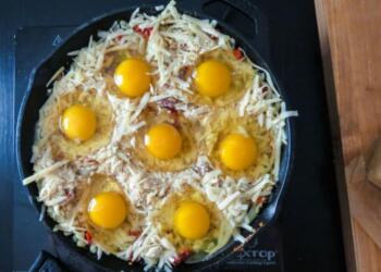 Γέμισε ένα ταψί με τριμμένο τυρί και από πάνω έριξε 7 αυγά και το έβαλε στο φούρνο – Πεντανόστιμο