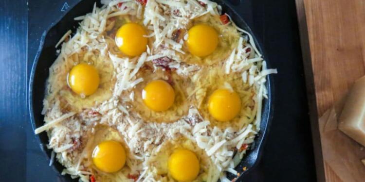 Γέμισε ένα ταψί με τριμμένο τυρί και από πάνω έριξε 7 αυγά και το έβαλε στο φούρνο – Πεντανόστιμο