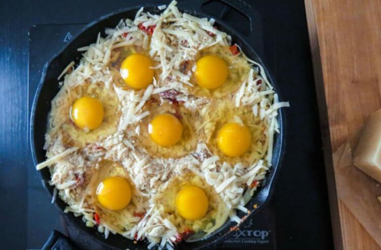 Γέμισε ένα ταψί με τριμμένο τυρί και από πάνω έριξε 7 αυγά και το έβαλε στο φούρνο – Πεντανόστιμο