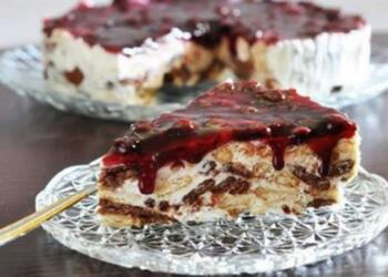 Δροσερό γλυκό ψυγείου με γιαούρτι, μπισκότα και ζαχαρούχο γάλα – Έτοιμο μέσα σε 5 λεπτά