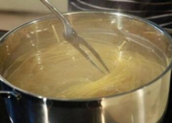 Μην πετάτε το νερό που βράσατε τα μακαρόνια – Θα πάθετε πλάκα σε τι χρησιμεύει