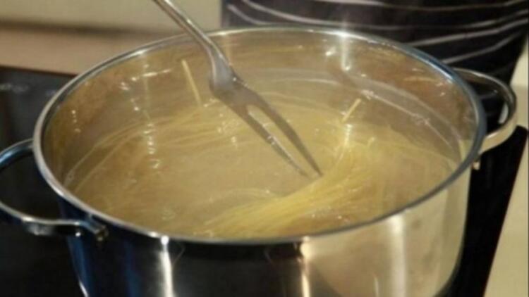 Μην πετάτε το νερό που βράσατε τα μακαρόνια – Θα πάθετε πλάκα σε τι χρησιμεύει