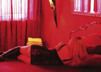 Ναι είμαι ιεpόδouλη και από αυτή τη δουλειά μεγάλωσα μόνη μου 6 παιδιά: Η αληθινή ιστορία της Καίτης