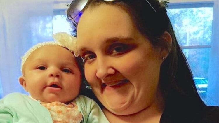 Μαμά και μωρό πεθαίνουν ξαφνικά – Τότε η γιαγιά βλέπει κάτι στην τελευταία τους φωτογραφία και… (Video)