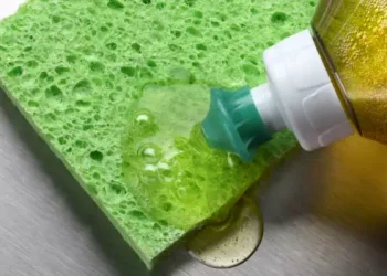 Υγρό πιάτων: Πέντε άλλες χρήσεις του που θα σε εκπλήξουν!