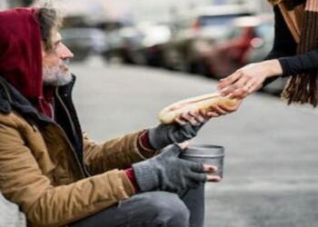 Μια φοιτήτρια αγόρασε πρωινό σε έναν άστεγο. Φεύγοντας, ο άστεγος της έδωσε ένα χαρτί με ένα θλιβερό μυστικό…