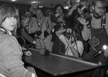 Η αιματοβαμμένη εκδίκηση της μάνας: Πώς και γιατί σκότωσε τον φονιά του παιδιού της μέσα στη δικαστική αίθουσα