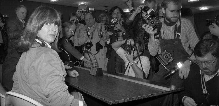 Η αιματοβαμμένη εκδίκηση της μάνας: Πώς και γιατί σκότωσε τον φονιά του παιδιού της μέσα στη δικαστική αίθουσα