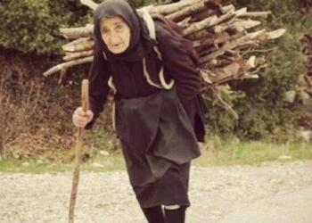 Τα 8 ψέματα της πάμφτωχης μάνας μου