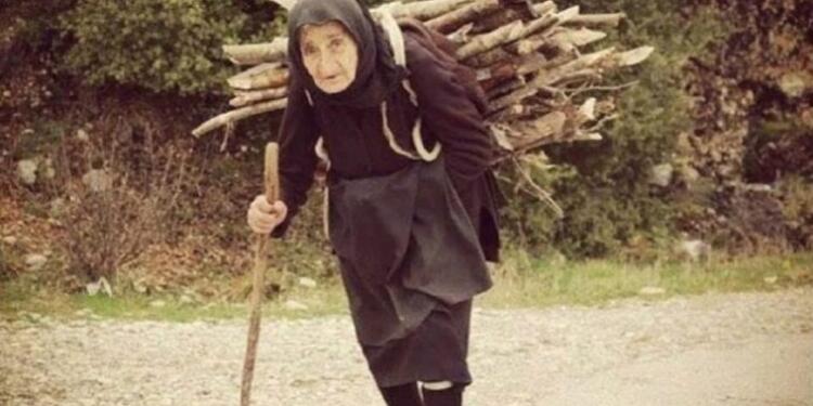 Τα 8 ψέματα της πάμφτωχης μάνας μου