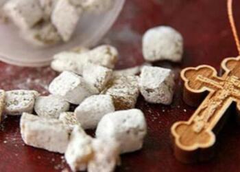 «Θυμιάζετε, θυμιάζετε, θυμιάζετε φεύγουν τα δαιμόνια και οι πειρασμοί…»