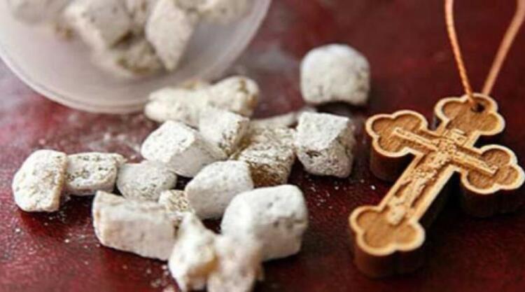 «Θυμιάζετε, θυμιάζετε, θυμιάζετε φεύγουν τα δαιμόνια και οι πειρασμοί…»