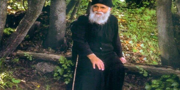 Γέροντας Παΐσιος: «Αυτή την προσευχή να λέτε κάθε μέρα και ο Θεός θα είναι πάντα δίπλα σας!»