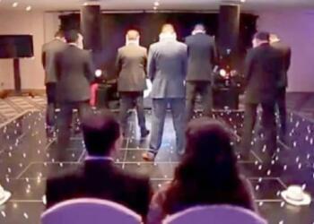 Τα 7 αδέρφια της νύφης γύρισαν πλάτη στους καλεσμένους την ώρα της δεξίωσης. Κανείς δεν είχε ιδέα για αυτό που θα ακολουθούσε!