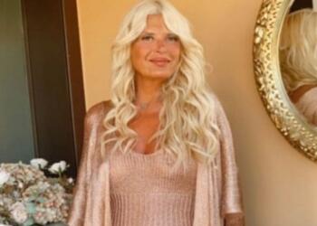 Με μαύρο «καυτό» μπικίνι στην παραλία η Μαρίνα Πατούλη