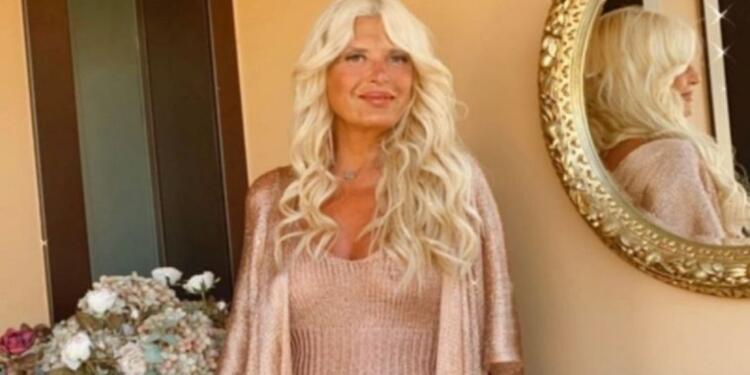 Με μαύρο «καυτό» μπικίνι στην παραλία η Μαρίνα Πατούλη