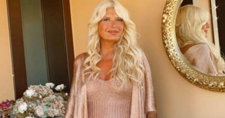 Με μαύρο «καυτό» μπικίνι στην παραλία η Μαρίνα Πατούλη