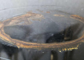 Καμένα λίπη στην κεραμική εστία; Πώς θα την κάνεις σαν καινούργια εξαφανίζοντας και τον πιο επίμονο λεκέ